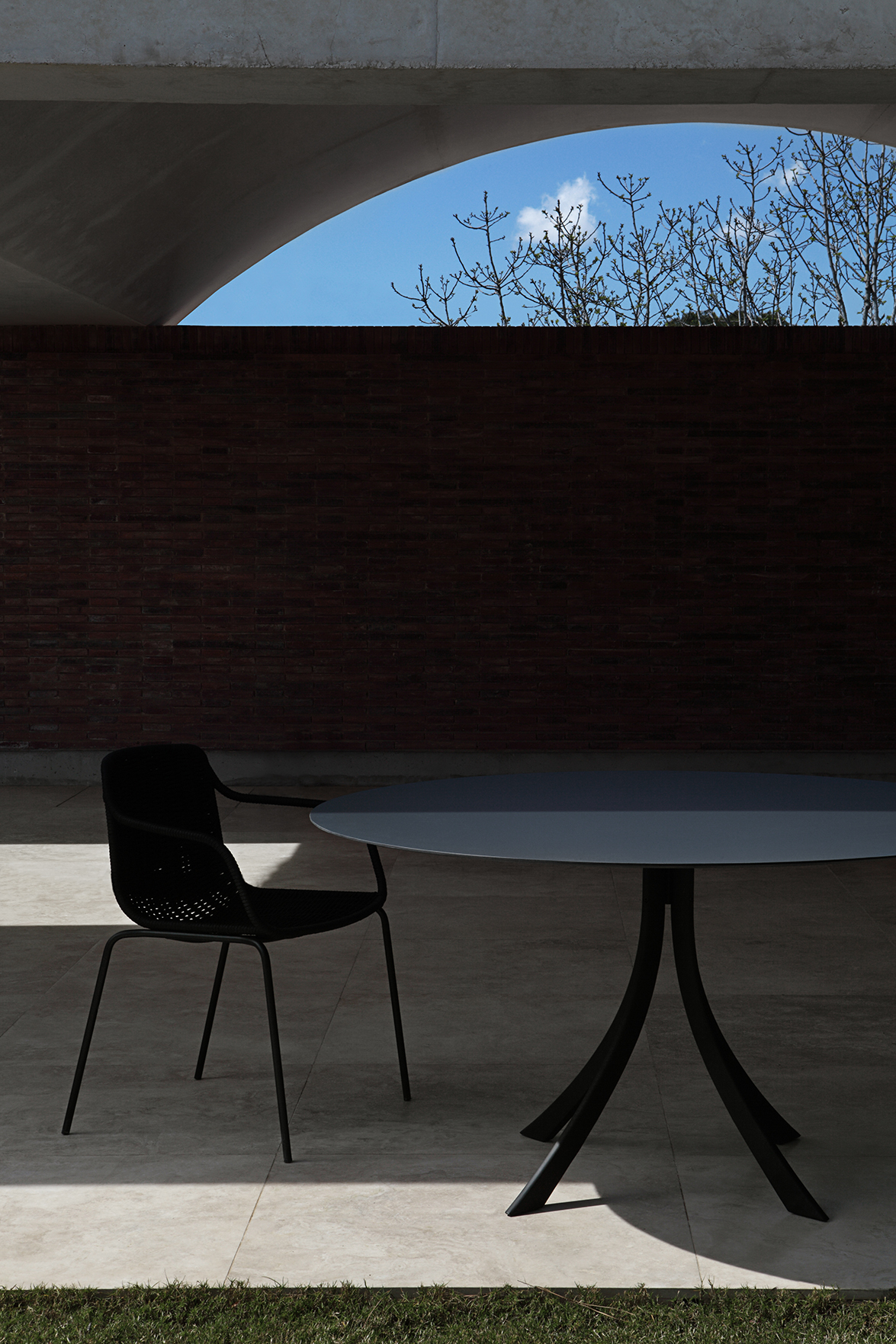 Falcata dining table by Lievore Altherr Molina 01